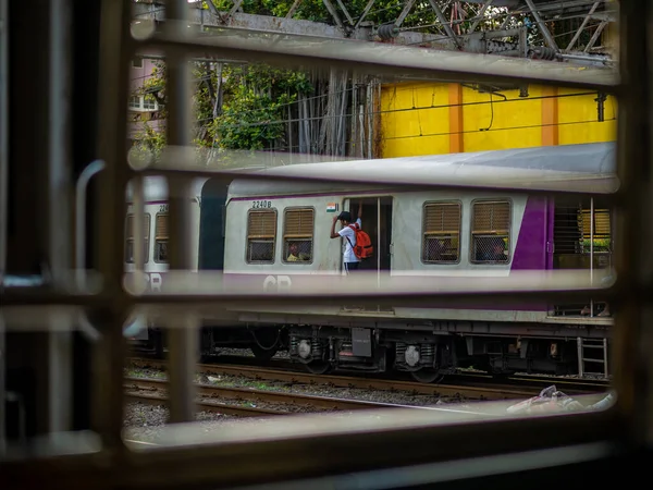 ムンバイ インド 2019年10月28日 ラッシュ時に普通列車を運転するドアに立つ未確認の乗客 — ストック写真