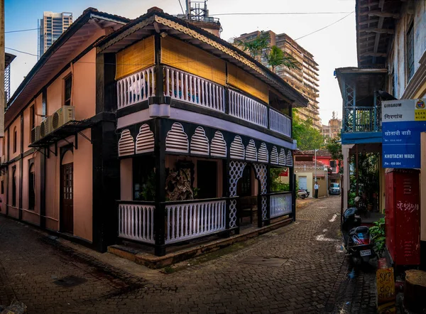 Mumbai, Hindistan - 11 Kasım 2019: Güney Mumbai 'de Khotachiwadi' nin bir şeridindeki miras evleri