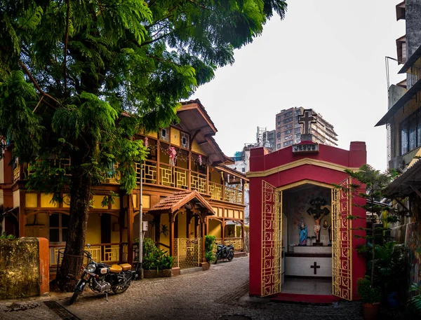 Mumbai, Hindistan - 11 Kasım 2019: Güney Mumbai 'de Khotachiwadi' nin bir şeridindeki miras evleri