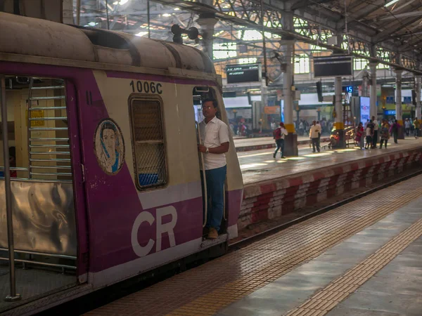 インド ムンバイ 2019年12月14日 インド マハラシュトラ州ムンバイの歴史的鉄道駅でユネスコ世界遺産に登録されているチャトラパティ シバジターミナル駅内の電車のドアに立つモーターマン — ストック写真