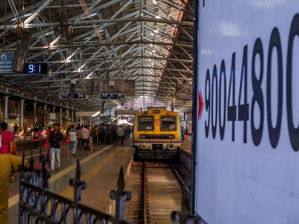 Mumbai Índia Dezembro 2019 Commuters Walking Chhatrapati Shivaji Terminus Railway — Fotografia de Stock