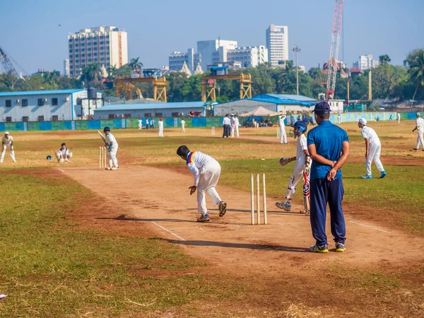 Mumbai, Hindistan - 14 Aralık 2019: Çocukların Mumbai topraklarında uyguladığı Hindistan 'ın en ünlü sporu
