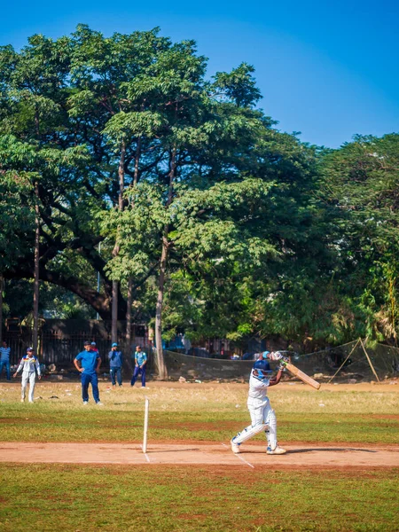 印度孟买 2019年12月14日 印度儿童在当地孟买操练的最有名的运动板球 — 图库照片