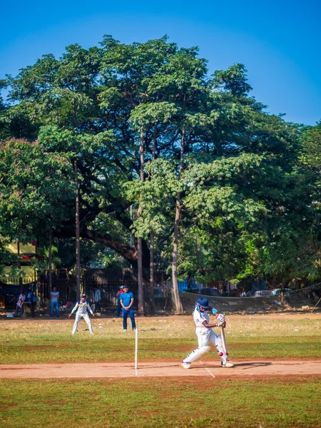 印度孟买 2019年12月14日 印度儿童在当地孟买操练的最有名的运动板球 — 图库照片