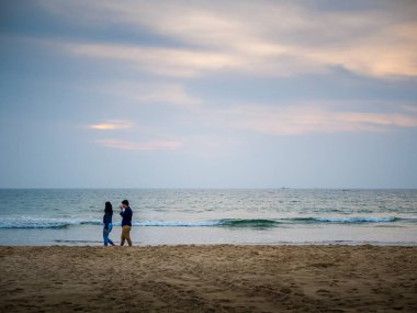 Malvan, Hindistan - 20 Aralık 2019: Tarkarli Sahili 'nde sabah yürüyüşüne çıkan çift