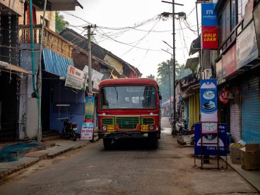 Malvan, Hindistan - 24 Aralık 2019: Maharashtra 'da küçük bir köyde çalışan yerel toplu taşıma otobüsü
