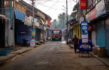 Malvan, Hindistan - 24 Aralık 2019: Maharashtra 'da küçük bir köyde çalışan yerel toplu taşıma otobüsü