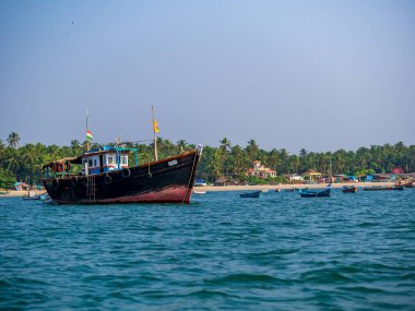 Malvan, Hindistan - 24 Aralık 2019: Hint Okyanusu 'nun güzel kıyıları, Tarkarli plajı ünlü turizm beldesi