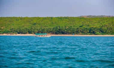 Malvan, Hindistan - 24 Aralık 2019: Hint Okyanusu 'nun güzel kıyıları, Tarkarli plajı ünlü turizm beldesi
