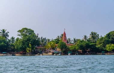 Malvan, Hindistan - 24 Aralık 2019: Hint Okyanusu 'nun güzel kıyıları, Tarkarli plajı ünlü turizm beldesi