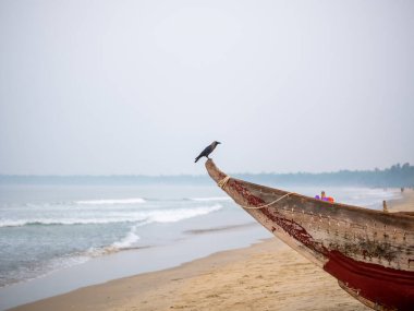 Hindistan 'ın Maharashtra plajındaki geleneksel Hint balıkçı teknesini kapatın.
