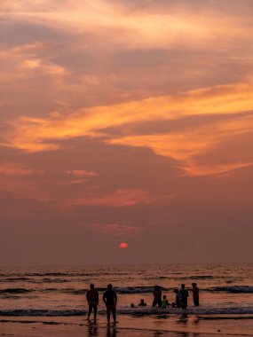 Malvan, Hindistan - 24 Aralık 2019: Turist Tarkarli Sahili 'nde oynuyor ve günbatımının keyfini çıkarıyor