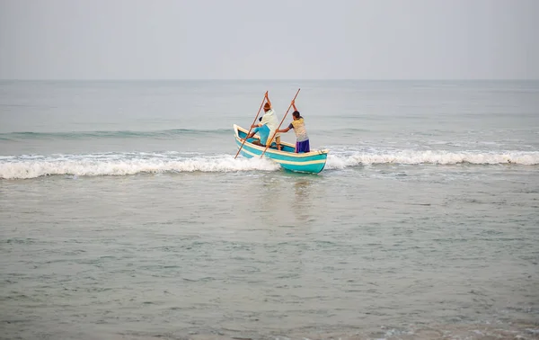 Pêcheurs Utilisant Bateau Pêche Indien Traditionnel Sur Plage Maharashtra Inde — Photo