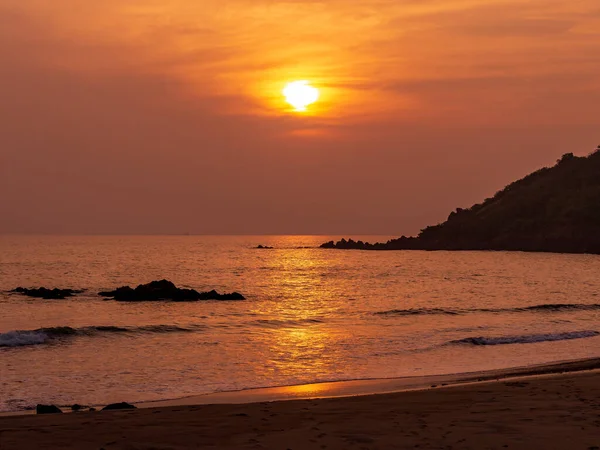 Slunce Zapadá Indickém Oceánu Pláže Tarkarli Barevnou Oblohou — Stock fotografie