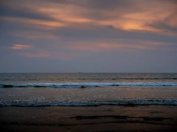 Slunce Zapadá Indickém Oceánu Pláže Tarkarli Barevnou Oblohou — Stock fotografie