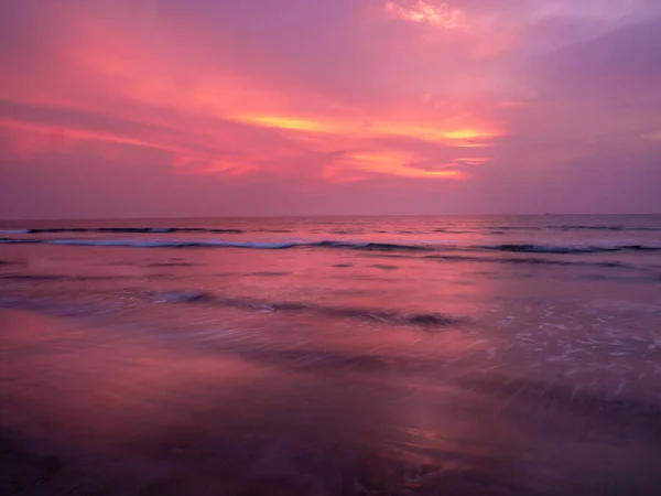 Slunce Zapadá Indickém Oceánu Pláže Tarkarli Barevnou Oblohou — Stock fotografie