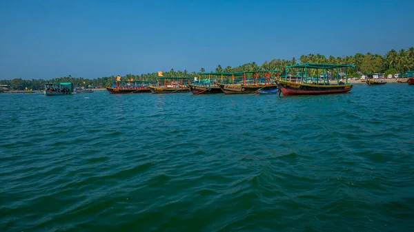 Malvan Índia Dezembro 2019 Barcos Turísticos Mar Azul Com Bela — Fotografia de Stock