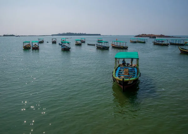 Malvan Índia Dezembro 2019 Barcos Turísticos Mar Azul Com Bela — Fotografia de Stock