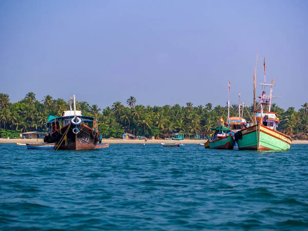 マルバン インド 2019年12月24日 インド洋の美しい海岸と観光船と青い海 Tarkarliビーチ有名な観光地 — ストック写真
