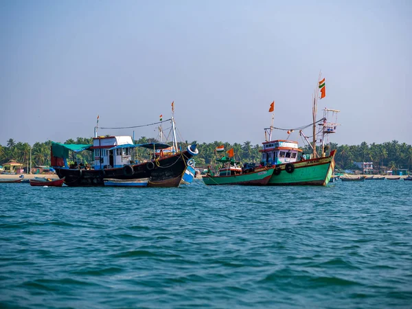 Malvan Índia Dezembro 2019 Barcos Turísticos Mar Azul Com Bela — Fotografia de Stock