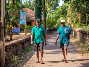 Malvan, Hindistan - 22 Aralık 2019: Kimliği belirsiz bir balıkçı Hint köyünün sokaklarında yürüyor