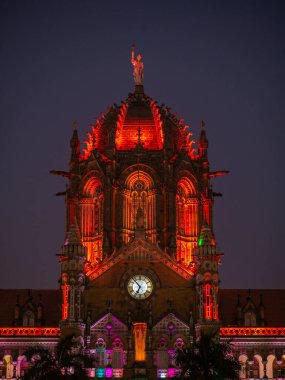 Chhatrapati Shivaji Terminus tren istasyonu (CSTM), Mumbai 'deki UNESCO Dünya Mirasları Alanı, Hindistan bayrak ışıkları ile süslenmiş / aydınlatılmış