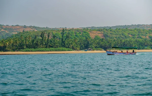 Malvan Índia Dezembro 2019 Barcos Turísticos Mar Azul Com Bela — Fotografia de Stock