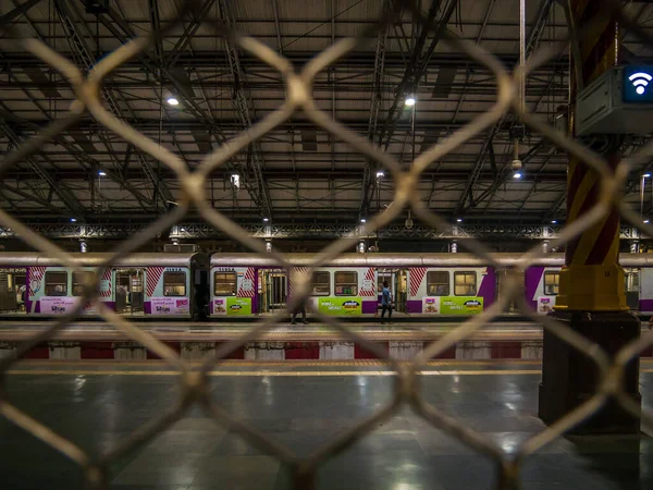 Βομβάη Ινδία Ιανουαρίου 2020 Απογειωμένη Πλατφόρμα Και Τοπικά Τρένα Κατά — Φωτογραφία Αρχείου