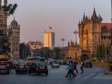 Mumbai, Hindistan - 26 Ocak 2020: Hindistan cumhuriyet gününde Mumbai 'deki Hac evinde üç renkli Hint bayrağı dalgalanmaktadır.