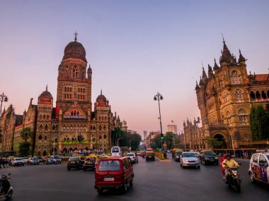 Mumbai, Hindistan - 26 Ocak 2020: Mumbai 'de BMC belediye binası yakınlarında UNESCO Dünya Mirası Alanı' na taksi işletmek
