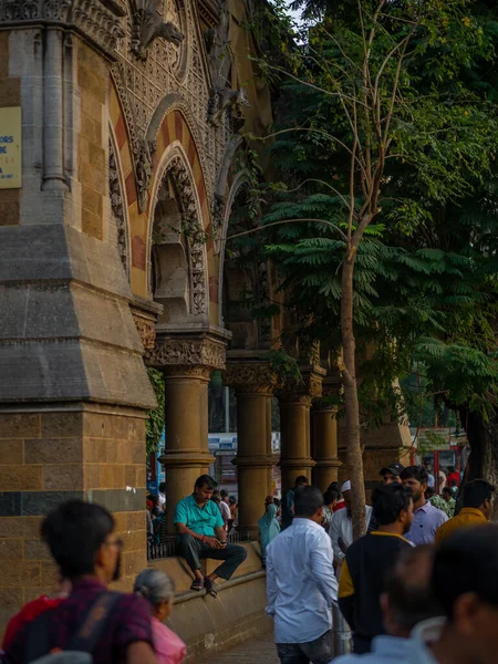 Mumbai India Ianuarie 2020 Indian Neidentificat Uită Telefonul Mobil Stradă — Fotografie, imagine de stoc