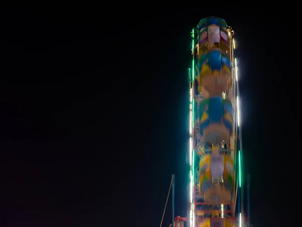 Uma Roda Gigante Movimento Colorido Parque Diversões Iluminado Noite Índia — Fotografia de Stock