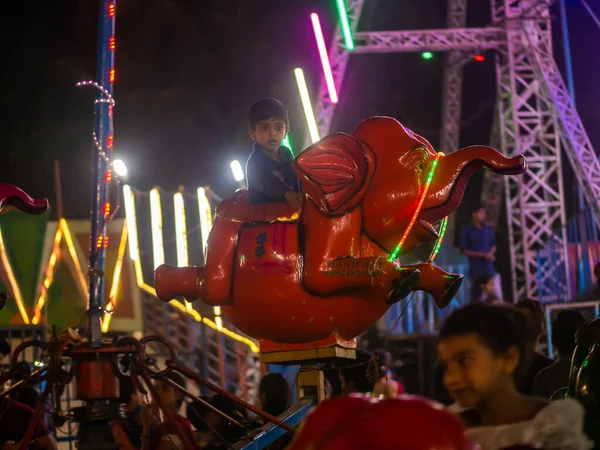 Mumbai Índia Dezembro 2019 Crianças Indianas Desfrutando Passeio Carrossel Elefante — Fotografia de Stock
