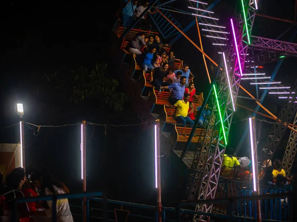 Mumbai Índia Dezembro 2019 Família Indiana Desfruta Passeio Emocionante Parque — Fotografia de Stock