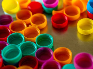 Homeopatik hapları / küreselleri doldurmak için kullanılan renkli plastik şişe kapakları