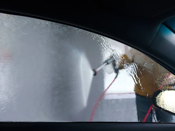 Dalam Tampilan Interior Mobil Melalui Jendela Kaca Pencucian Mobil Manual — Stok Foto