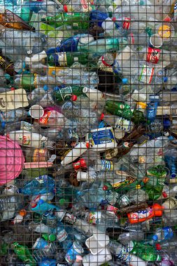 Saint-Petersburg, Rusya, Mayıs 2020: Gıda ve tüketici malları ambalajları, boş şişeler, plastik torbalar, karton kutular vb. Ekolojiye göre yeniden işlenmek üzere sınıflandırıldı ve hazırlandı