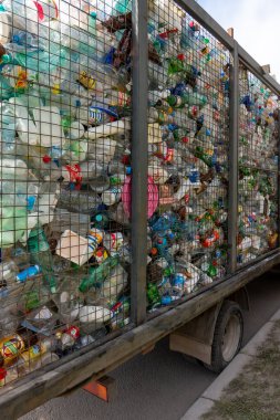 Saint-Petersburg, Rusya, Mayıs 2020: çöp kamyonu yiyecek ve tüketici malları ambalajı, boş şişeler, plastik torbalar, karton kutular, vb. geri dönüşüm için