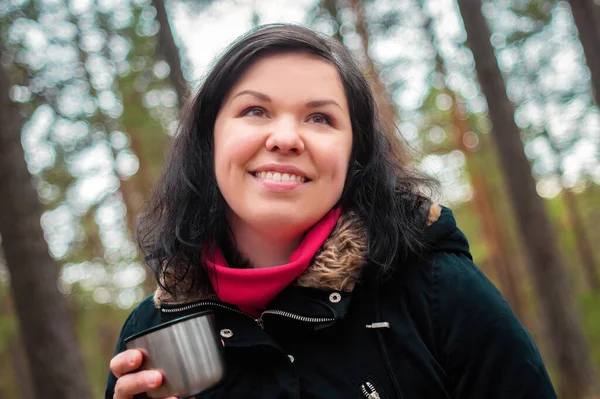 Jolie Jeune Femme Voyageuse Touriste Dans Une Pinède Avec Une — Photo