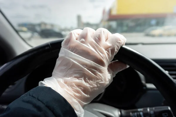 Seorang Pengemudi Tangan Sarung Tangan Memegang Roda Kemudi Mobil Tempat — Stok Foto