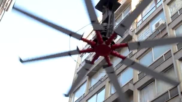 室外螺旋桨在建筑物前 阳光灿烂的天空 — 图库视频影像