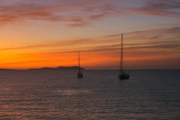 Cafe del Mar, Ibiza 'da muhteşem bir gün batımı manzarası.