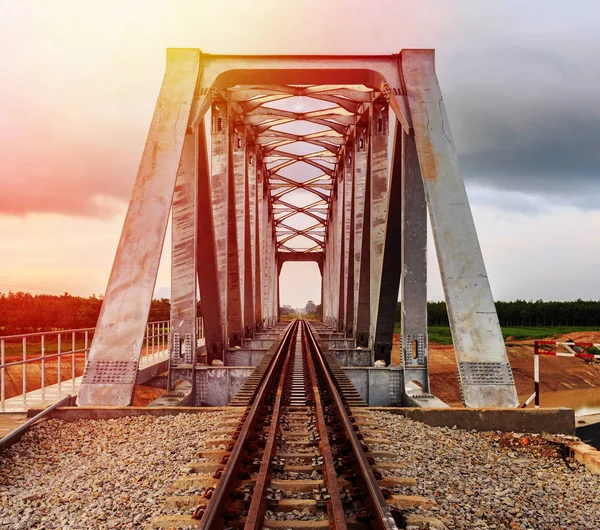 Via férrea na ponte de aço — Fotografia de Stock
