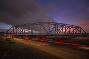 Güneş battıktan sonra yol ileri demiryolu