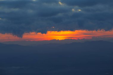 Yağmurdan önce kara fırtına bulutları