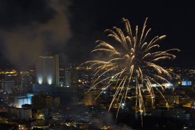 Şehir, yeni yıl gün üzerinde havai fişek