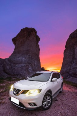 Songkhla, Tayland - 22 Ekim 2017:White Nissan Rogue dağ, Nissan Rogue giden yolda bir kompakt crossover Suv Japon otomobil üreticisi Nissan tarafından üretilen olduğunu.