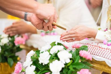 Nimet su gelinin bantları, düğünü Tay dökme eller.