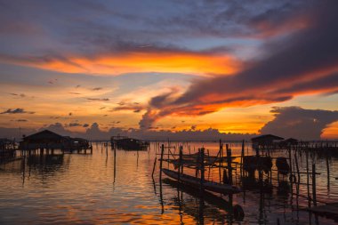 Gün batımı göl ve balıkçı köyü