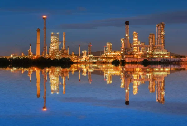 Ölraffinerie Der Dämmerung Mit Reflexion Auf Wasser — Stockfoto